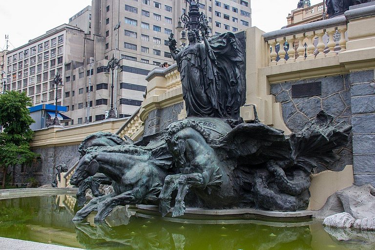 Seu Canto no Prédio Mais Antigo da Cidade