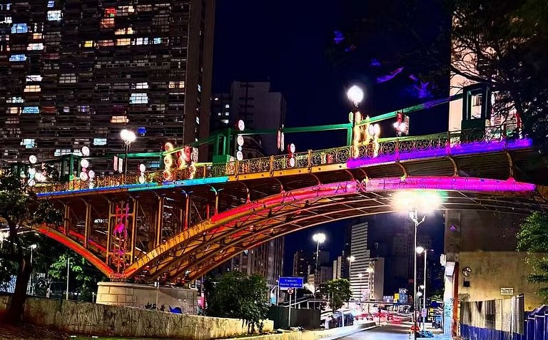 Apto Retrô com Cinema e Banheira no Centro de SP