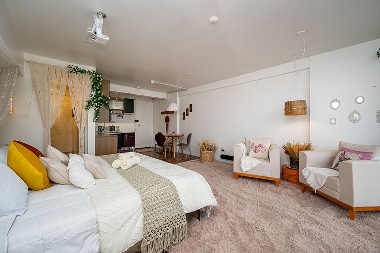 Studio para 3 c/ Cama King e Cinema - Centro SP