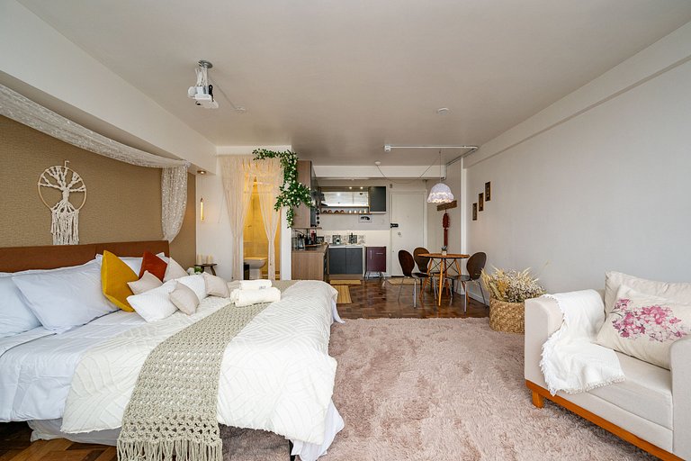 Studio para 3 c/ Cama King e Cinema - Centro SP