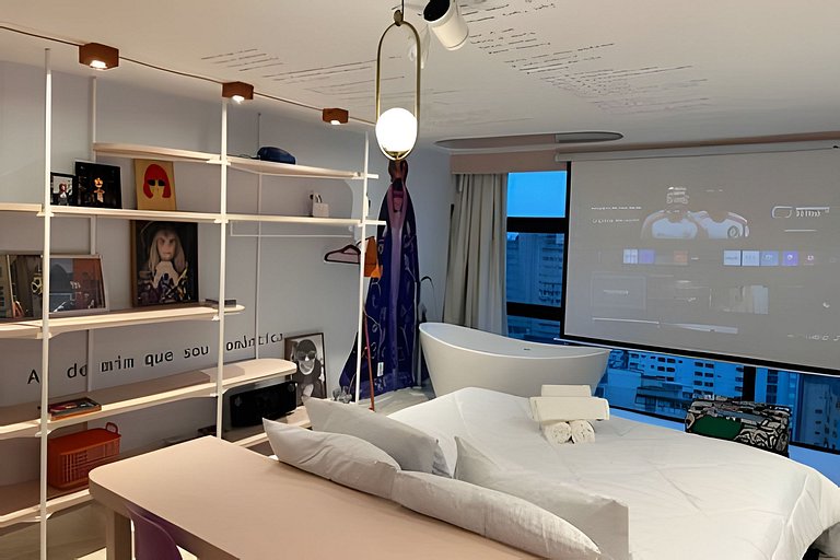 Cinema, Banheira e Cama King em Apto no Centro SP