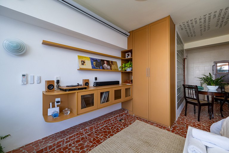 Apto Retrô com Cinema e Banheira no Centro de SP