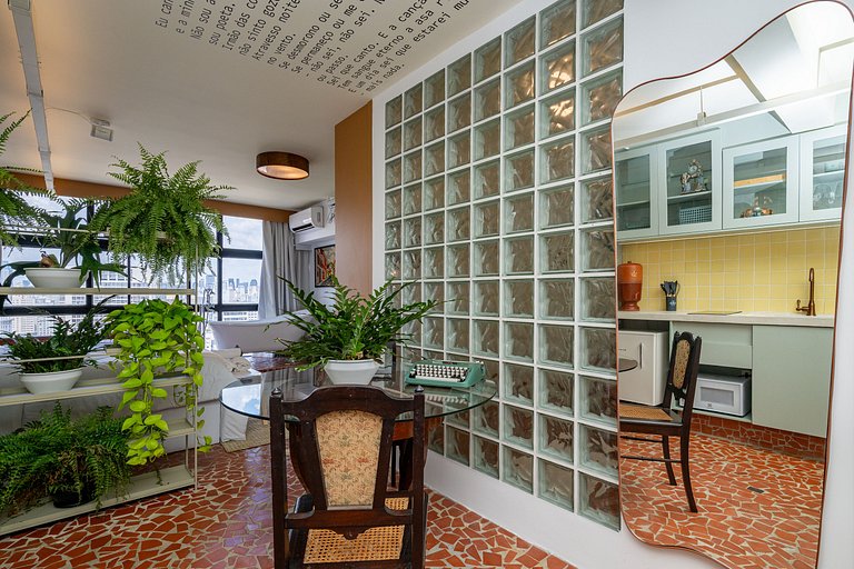 Apto Retrô com Cinema e Banheira no Centro de SP