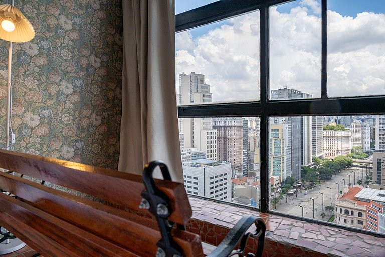 Apto Retrô com Cinema e Banheira no Centro de SP