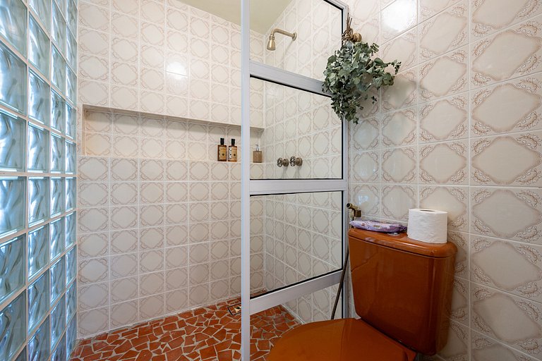 Apto Retrô com Cinema e Banheira no Centro de SP