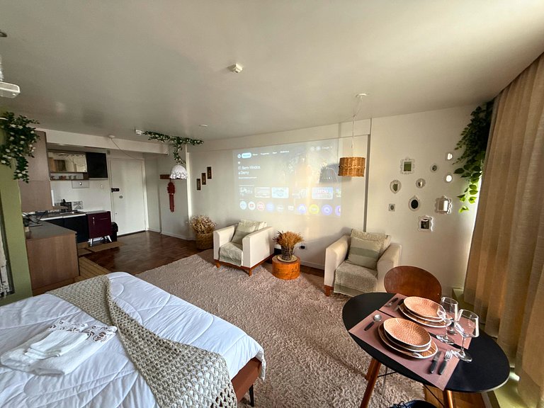 Studio para 3 c/ Cama King e Cinema - Centro SP