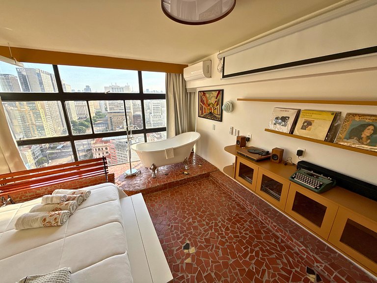 Apto Retrô com Cinema e Banheira no Centro de SP