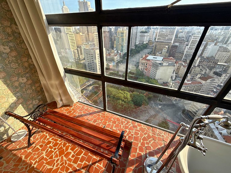 Apto Retrô com Cinema e Banheira no Centro de SP