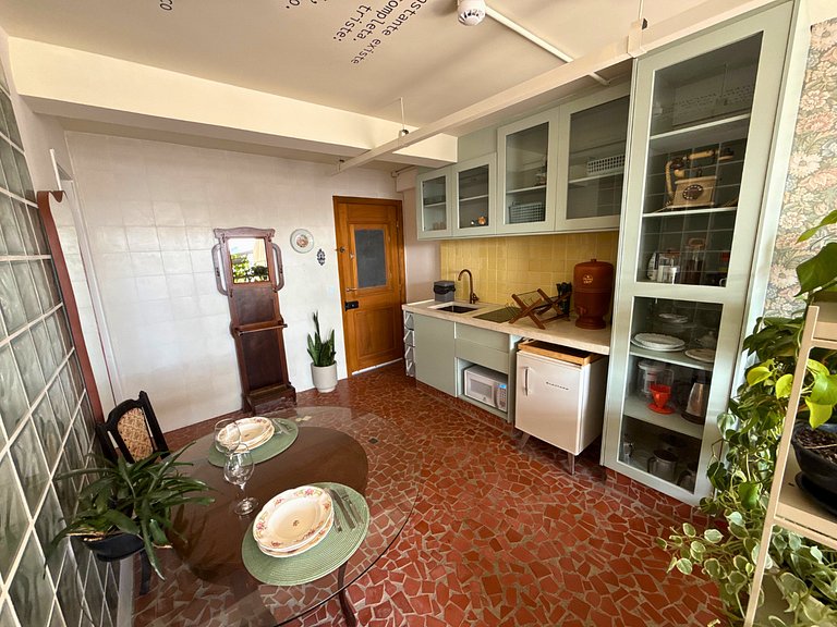 Apto Retrô com Cinema e Banheira no Centro de SP