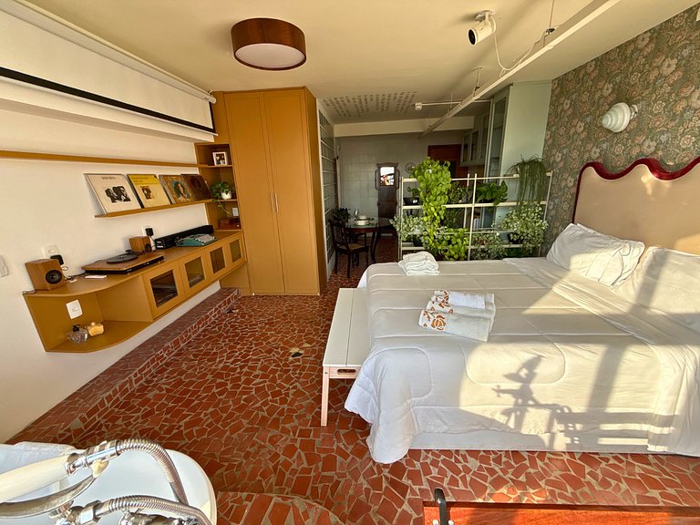 Apto Retrô com Cinema e Banheira no Centro de SP