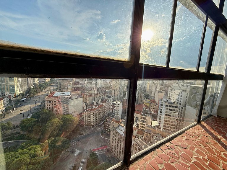 Apto Retrô com Cinema e Banheira no Centro de SP