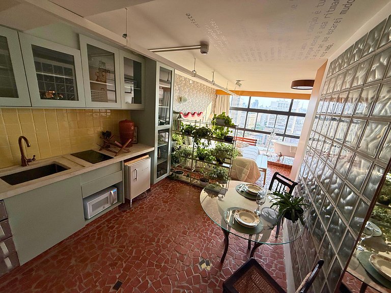 Apto Retrô com Cinema e Banheira no Centro de SP