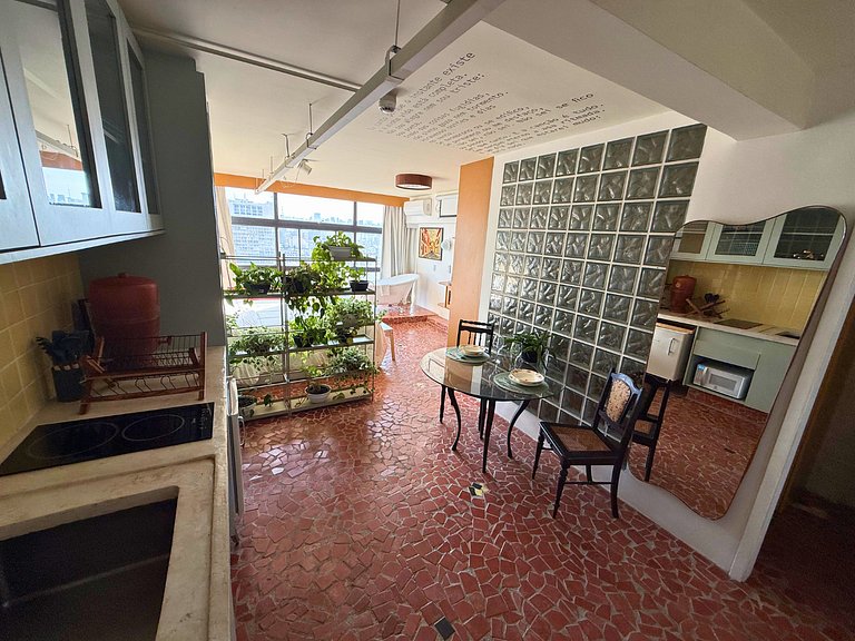 Apto Retrô com Cinema e Banheira no Centro de SP