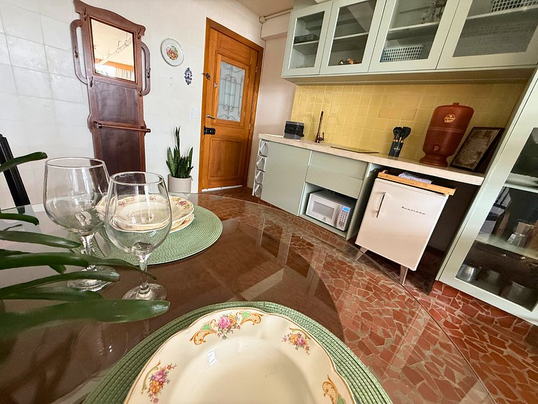 Apto Retrô com Cinema e Banheira no Centro de SP