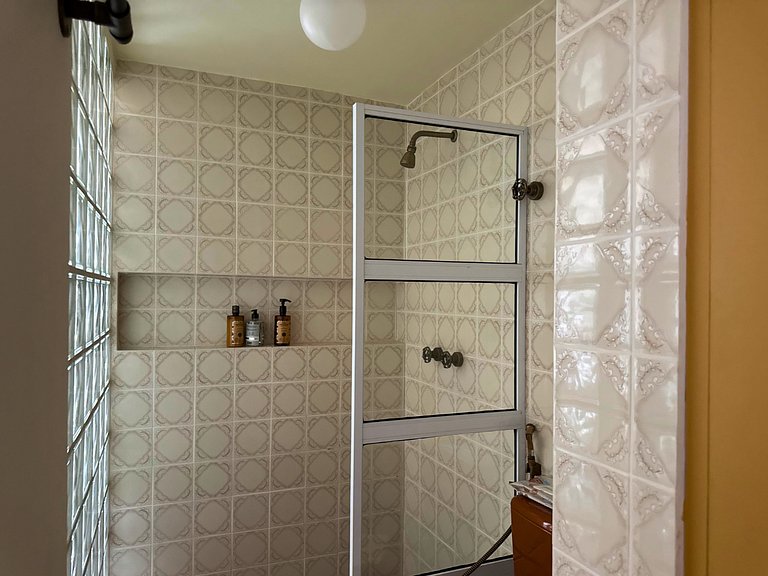 Apto Retrô com Cinema e Banheira no Centro de SP