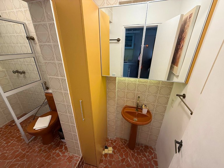 Apto Retrô com Cinema e Banheira no Centro de SP