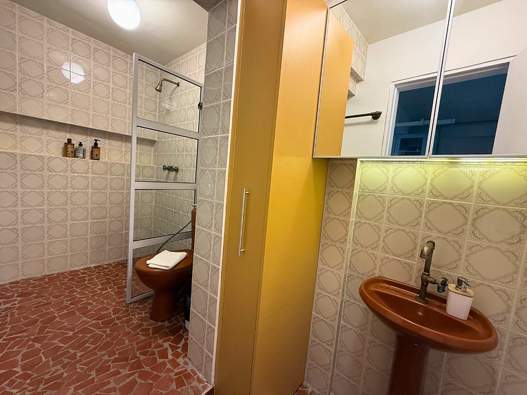 Apto Retrô com Cinema e Banheira no Centro de SP